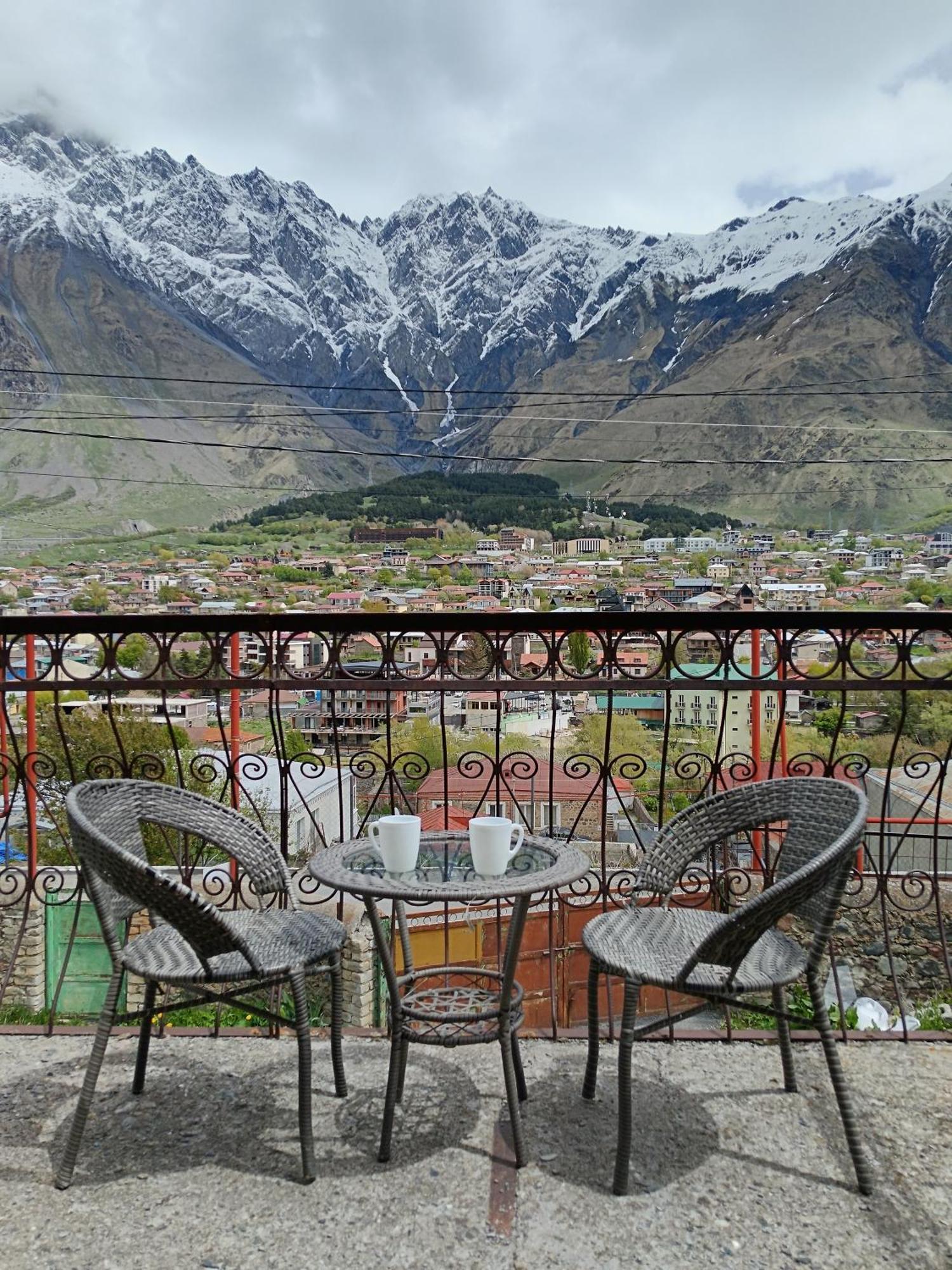 Belas Guesthouse Kazbegi Eksteriør bilde