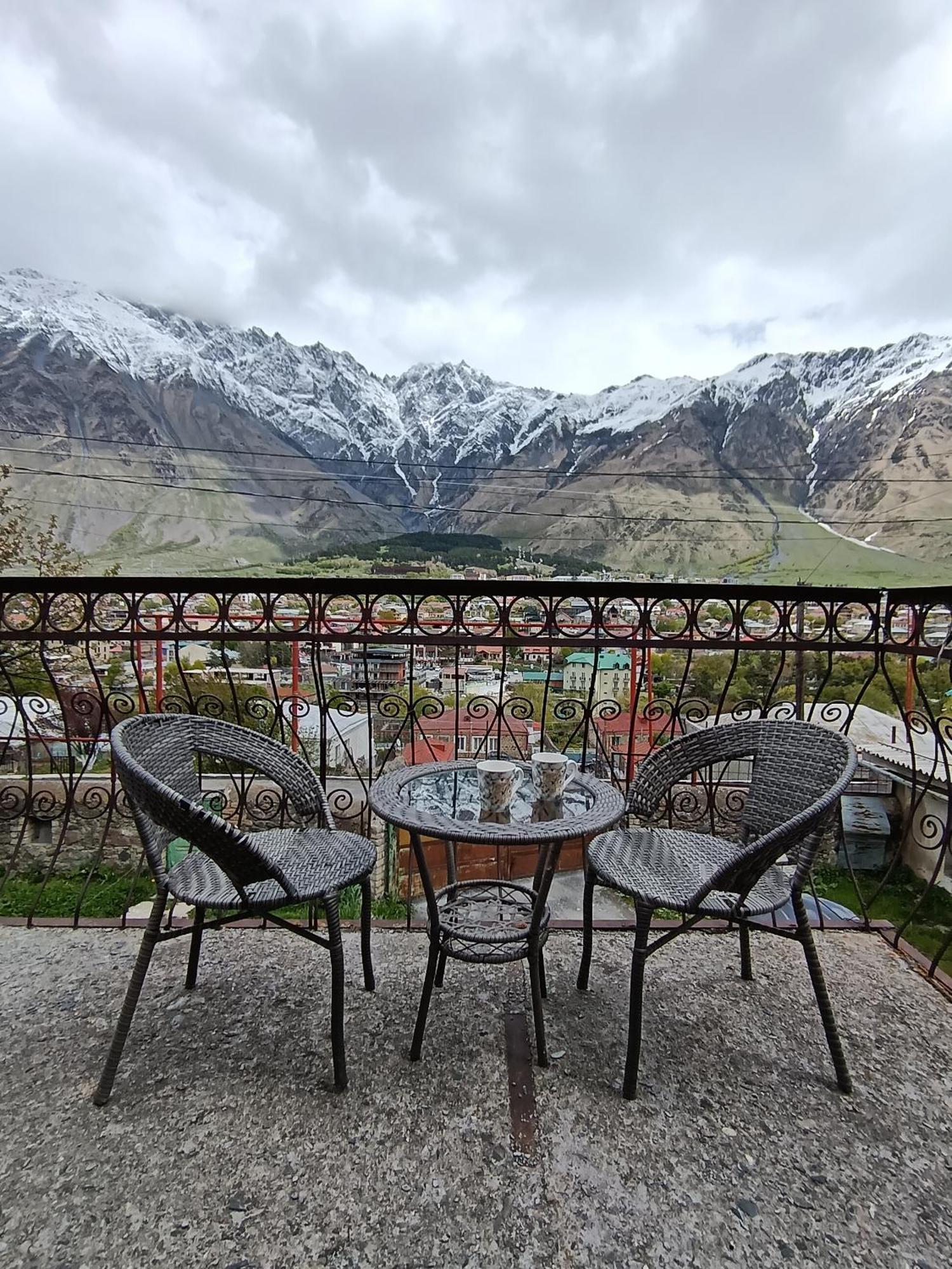 Belas Guesthouse Kazbegi Eksteriør bilde